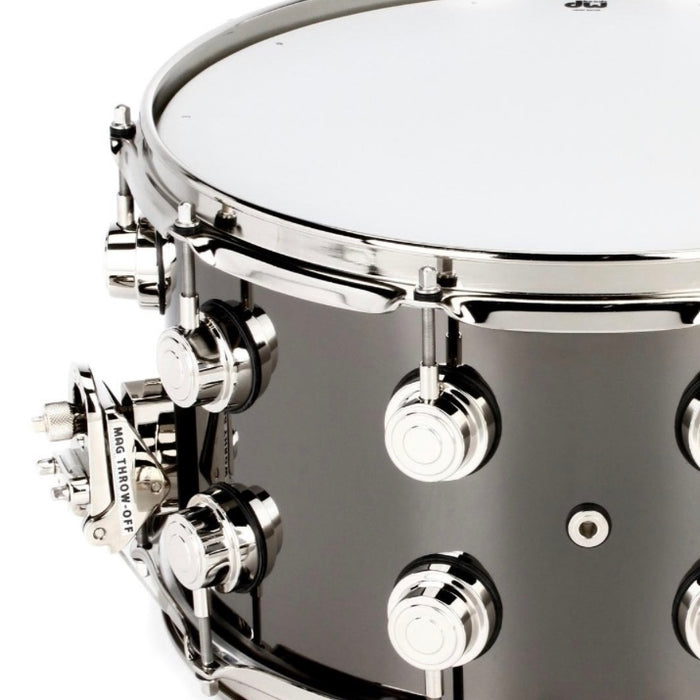 DW コレクターズ シリーズ メタル スネアドラム - 8 x 14 インチ - ブラック ニッケル オーバー ブラス - 中古